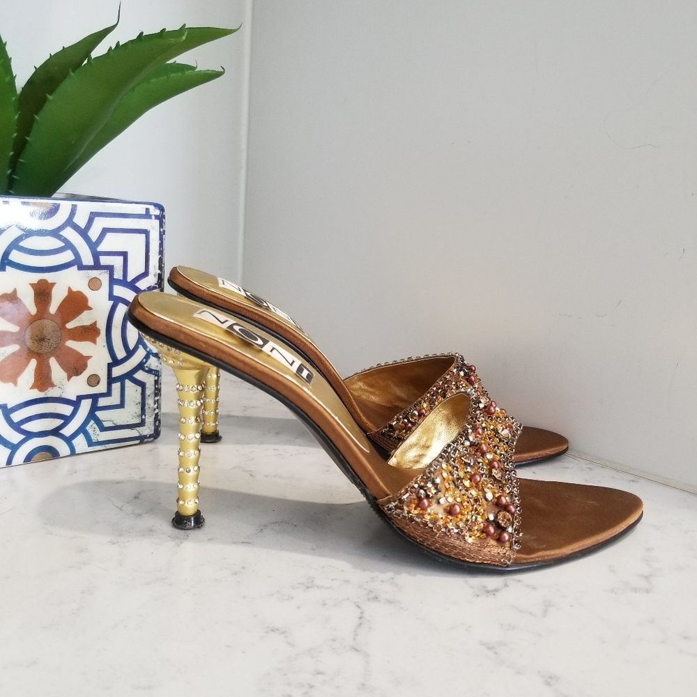 👠 VINTAGE HEELED SANDALS